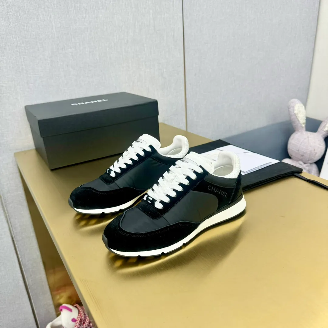 👟👟Ex-factory price 560👟👟 CHANEL Chanel thick-soled panda sneakers Panda biscuit shoes Chanel 2024ss popular panda shoes 🐼Colorful thick-soled casual sports shoes sneakers counter synchronization The counter is very popular Very difficult to buy a shoe The most popular thick-soled panda shoes on the Internet It can be imagined that small fragrance control can not miss it, both appearance and comfort coexist Simple and versatile white shoes. The thick sole increases height and is super versatile. You can wear it with your eyes closed😍Whoever wears it will look better. Upper: calfskin. Lining: imported sheepskin lining. Outsole: TPU original outsole. Size: 35-40 (41 customized.
